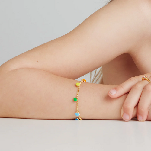 På model: Hjerte regnbue armbånd i forgyldt sølv.
