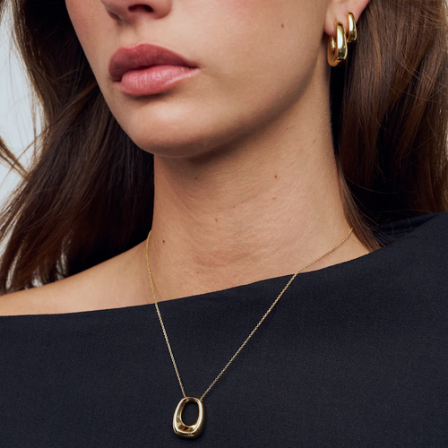 På model: Sif Jakobs halskæde - Borsa Pianura Grande i forgyldt.