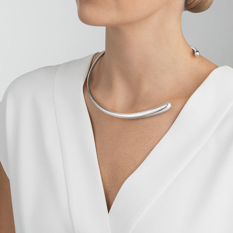 På model: Georg Jensen Mercy halsring i sterlingsølv