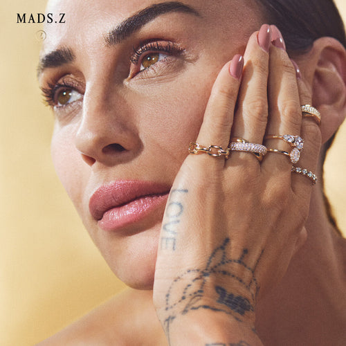 På model: Mads Z CELIA ring i 8 kt. guld