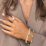 På model: Ring | KARLA PEARL Forgyldt Sølv