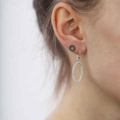 På model: Christina Jewelry øreringe - Sparkling Circles, oxideret sølv