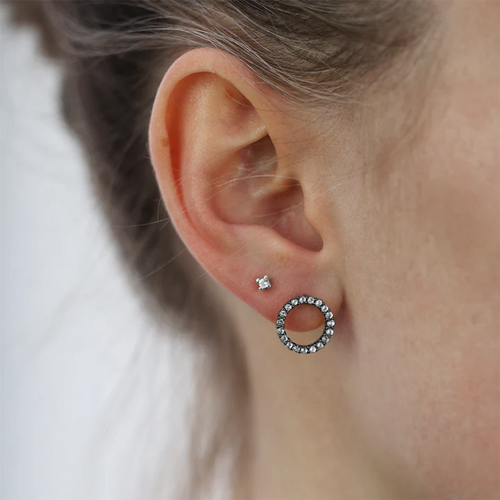 På model - Christina Jewelry Øreringe - Topaz Sparkling Circles, oxyderet sølv