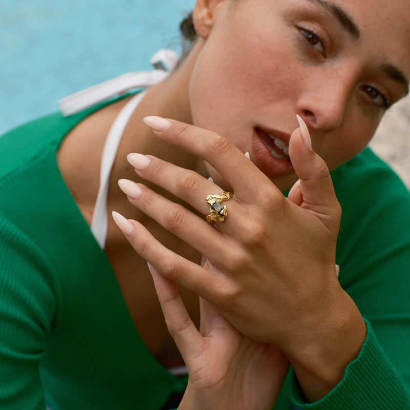 På model: Store Contrast ring ⎮ Forgyldt