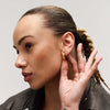 På model: Lille Puffer Hoops ⎮ Forgyldt