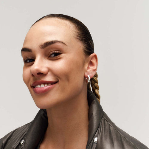 På model: Lille Puffer Hoops ⎮ Sølv