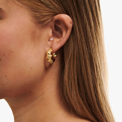 På model: Blurry Layers Hoops ⎮ Forgyldt