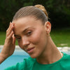 På model: Contrast Fusion Hoops ⎮ Forgyldt