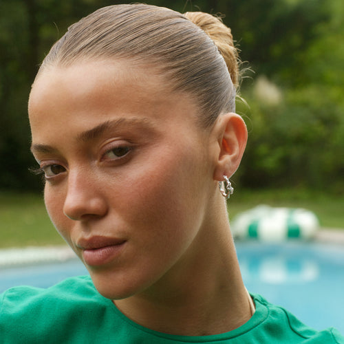 På model: Contrast Fusion Hoops ⎮ Sølv