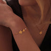 På model: Izabel Camille Pansy armbånd i forgyldt m. perle