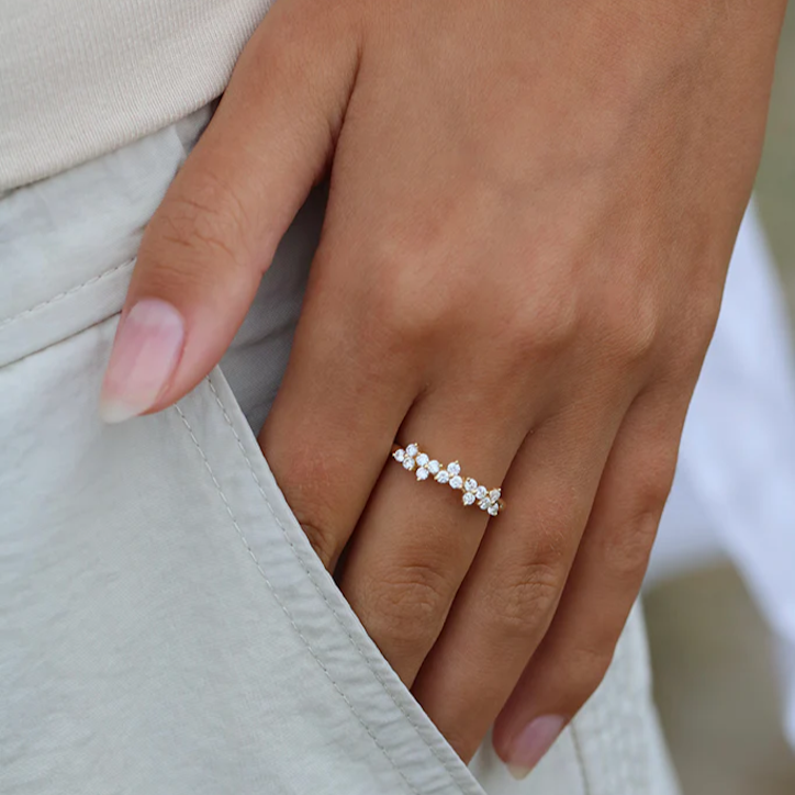 På model: Ro Copenhagen - Fryd diamantring L i 18kt Rødguld.