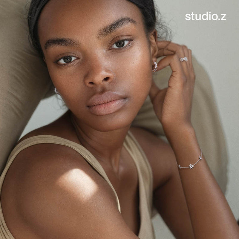 På model: Studio Z Ocean Aura creoler i sølv 