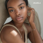 På model: Studio Z Ocean Aura armbånd i sølv