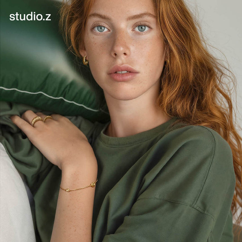 På model: Studio Z Seashell Secrets armbånd i forgyldt