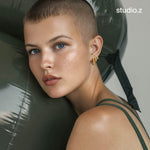 På model: Studio Z Seashell Secrets øreringe i forgyldt - 15 mm