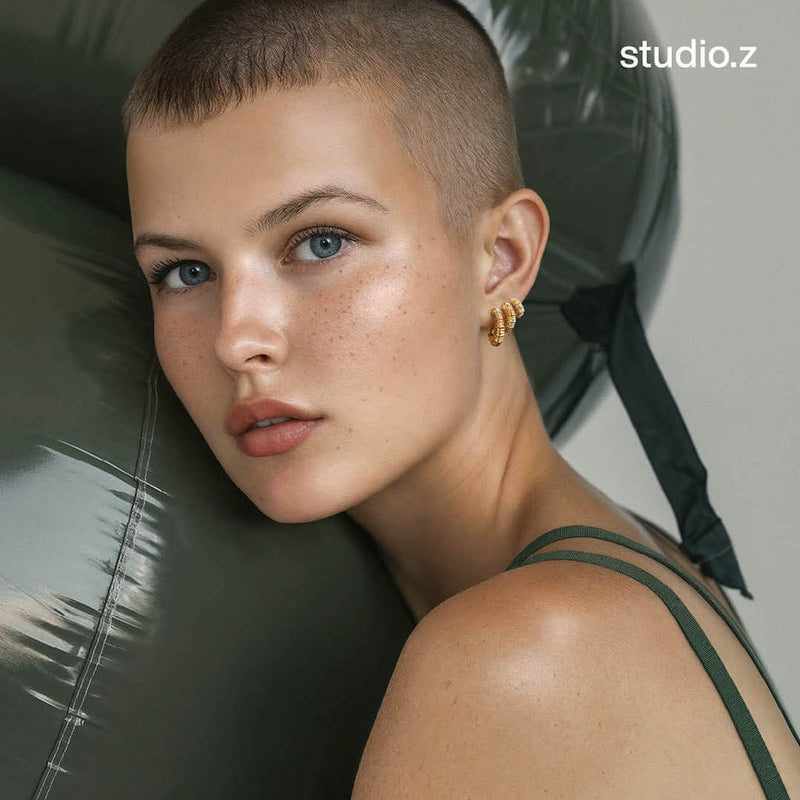 På model: Studio Z Seashell Secrets øreringe i forgyldt - 15 mm