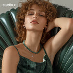 På model: Studio Z Urchin Elegance creoler i sølv - 16 mm