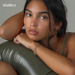 På model: Studio Z Wild Cliff øreringe i forgyldt 