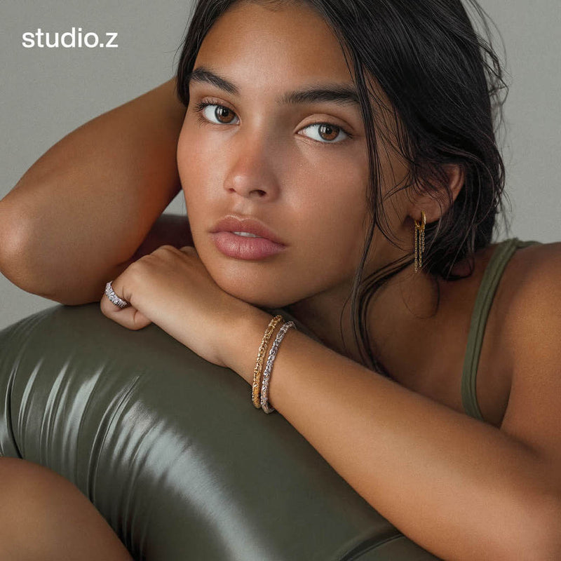På model: Studio Z Wild Cliff øreringe i forgyldt 