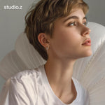 På model: Studio Z Urchin Elegance creoler i forgyldt - 20 mm