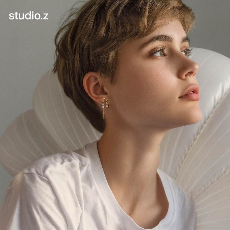 På model: Studio Z Urchin Elegance creoler i forgyldt - 20 mm