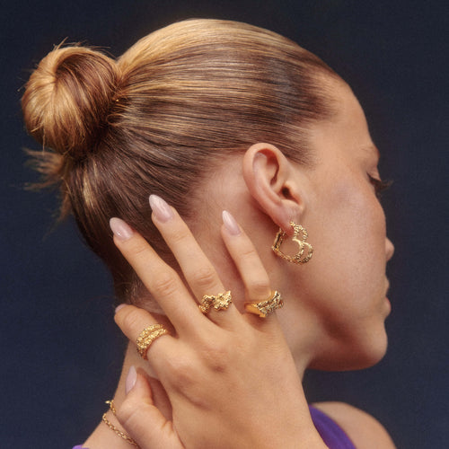 På model: Heart Crush Hoops ⎮ Forgyldt