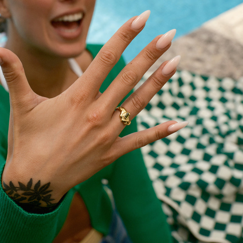 På model: Mellem Contrast ring ⎮ Forgyldt