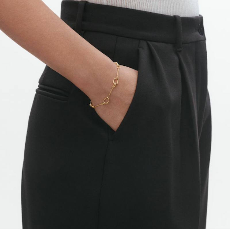 På model: Offspring armbånd i 18kt guld