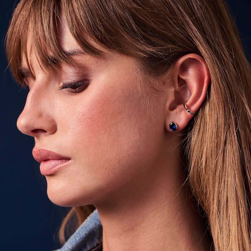 På model - Ellisse øreringe i forgyldt m. blå