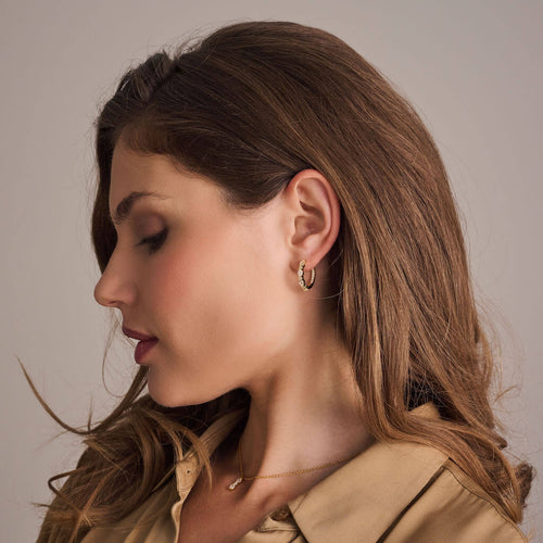 På model: Sif Jakobs øreringe - Ellera Ovale Grande i forgyldt sølv