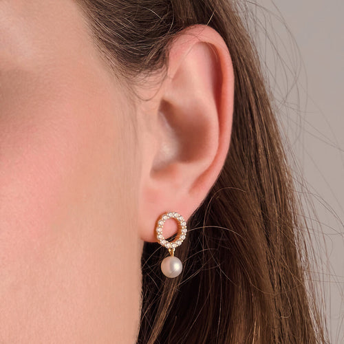 På model: Sif Jakobs øreringe - Biella Perla Uno i forgyldt sølv