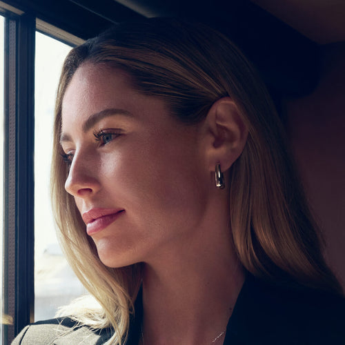 På model: Sif Jakobs øreringe - Borsa Pianura i forgyldt 