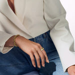 På model: Sif Jakobs armbånd - Carrara Chain i forgyldt