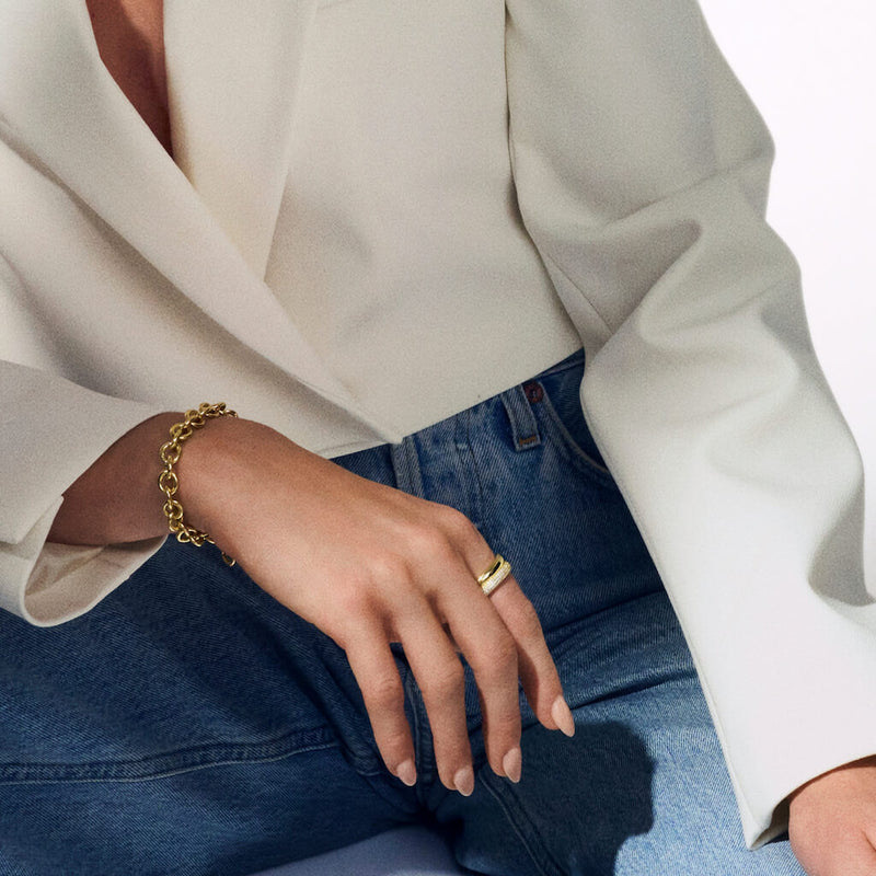 På model: Sif Jakobs armbånd - Carrara Chain i forgyldt