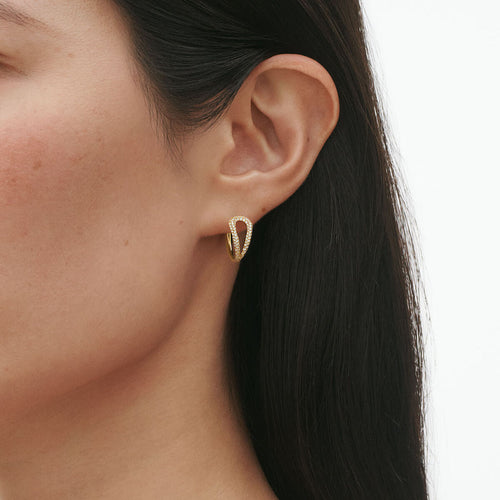 På model: Georg Jensen Mercy Hoops i 18 kt. guld m. 0,41 ct. brill.