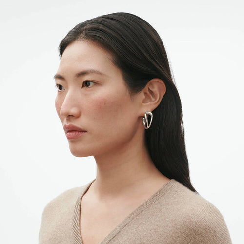 På model: Georg Jensen Mercy øreringe i sølv