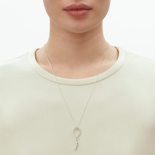 På model: Georg Jensen Mercy halskæde i sølv.