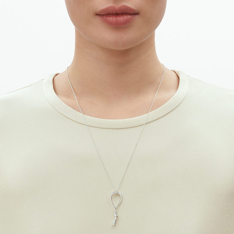 På model: Georg Jensen Mercy halskæde i sølv.