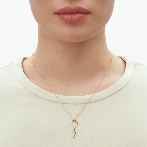 På model: Georg Jensen Mercy Swirl halskæde i 18 kt. m. 0,04 ct. brill.