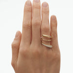 På model: Georg Jensen Mercy Twist ring i 18 kt. guld m. 0,49 ct. brill.