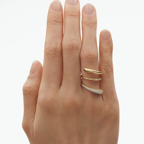 På model: Georg Jensen Mercy Twist ring i 18 kt. guld m. 0,49 ct. brill.