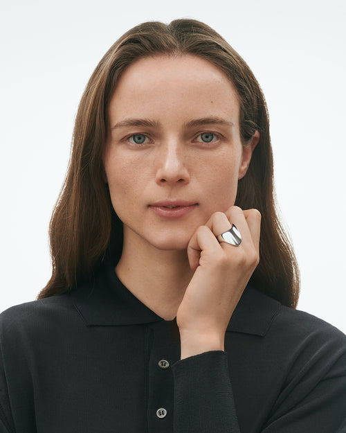 På model: Georg Jensen Nanna Ditzel ring i sølv.