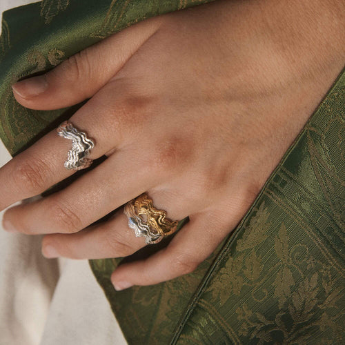 På model: Lille Blurry Layers ring ⎮ Forgyldt