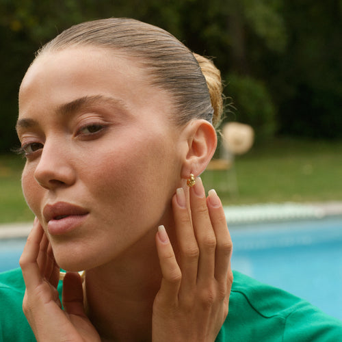 På model: Lille Contrast Fusion Hoops ⎮ Forgyldt