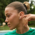 På model: Lille Contrast Fusion Hoops ⎮ Sølv
