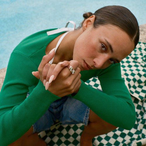 På model: Statement Clash Contrast ring ⎮ Sølv