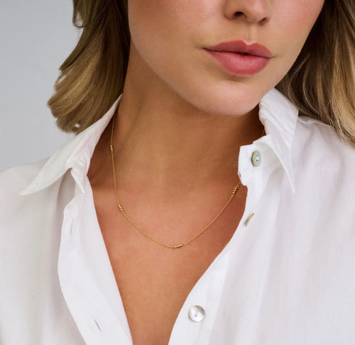 På model: Spirit Icons 14 kt. guld - Mala halskæde.