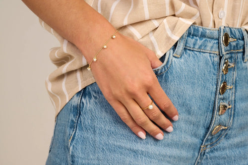 På model: Spirit Icons armbånd - Emily pearl i forgyldt
