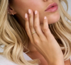 På model: Spirit Icons ring - Chic 2 mm i forgyldt