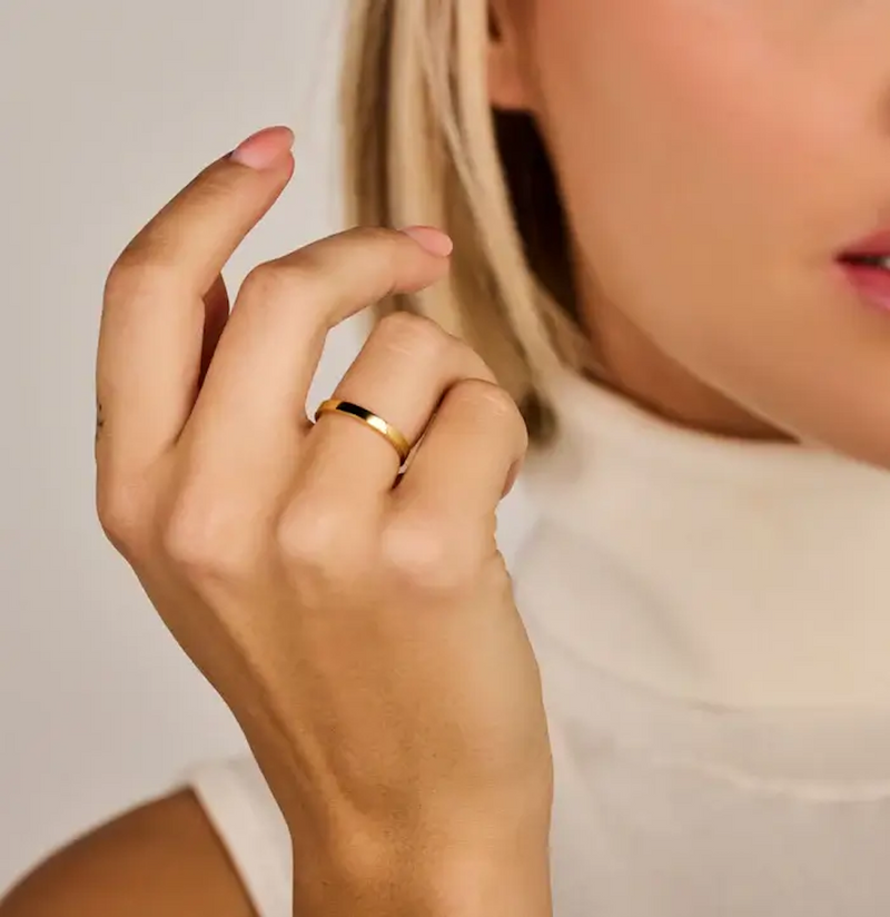 På model: Spirit Icons ring - Raw i forgyldt